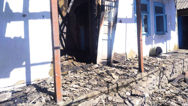 Casă distrusă la Rezeni în urma unui incendiu provocat de fumatul neglijent. Proprietarul s-a ales cu arsuri (FOTO) 