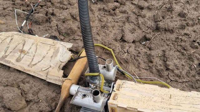 Obiect asemănător unei drone, depistat într-un câmp din raionul Telenești (FOTO)