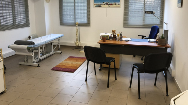 Polițiștii au deconspirat și sistat activitatea unui pretins „cabinet medical” din capitală (Video)

