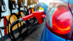 ANRE anunță noi ieftiniri la carburanți. Cât vor costa benzina și motorina în weekend 