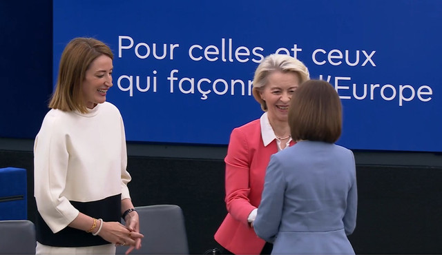 FOTO | Maia Sandu a primit la Strasbourg Ordinul European de Merit. „Meritul aparține cetățenilor Republicii Moldova”