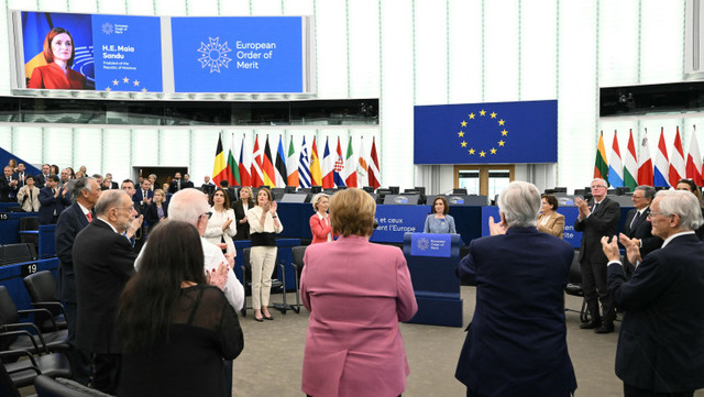 FOTO | Maia Sandu a primit la Strasbourg Ordinul European de Merit. „Meritul aparține cetățenilor Republicii Moldova”