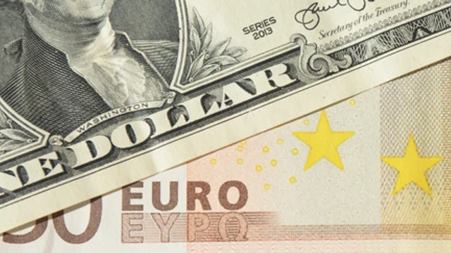 Euro și dolarul se ieftinesc ușor. Cursul valutar stabilit de BNM pentru astăzi, 4 mai
