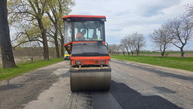 Echipele de drumari intervin pentru plombarea carosabilului și asigurarea siguranței rutiere pe traseele principale