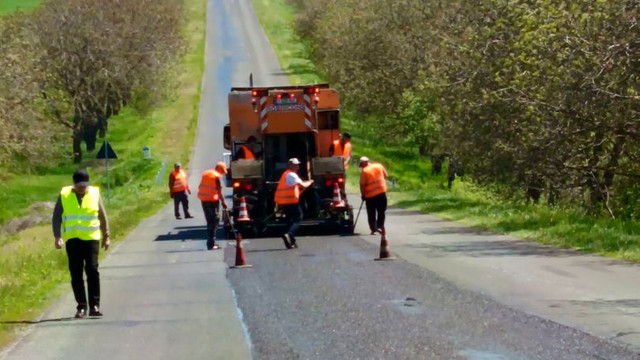Drumarii, în teren: Au loc lucrări de întreținere pe traseele naționale
