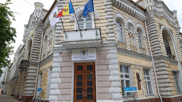 Doi funcționari din Primăria Chișinău, condamnați pentru licitații trucate: Au furat 295.000 de lei
