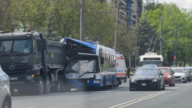 Accident în sectorul Buiucani: Un troleibuz s-a ciocnit violent cu un camion. Mai multe persoane au avut nevoie de îngrijiri medicale