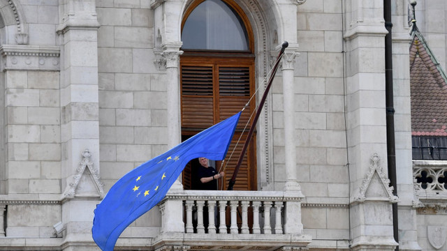 Drapelul Uniunii Europene a revenit pe clădirea Parlamentului de la Budapesta după 12 ani de absență. FIDESZ nu a aplaudat decizia