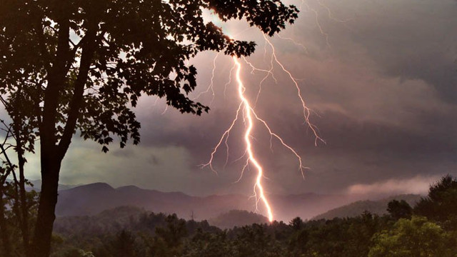 METEO | Cer noros și ploi cu descărcări electrice, prognozate de meteorologi. Câte grade se vor înregistra astăzi, 13 mai