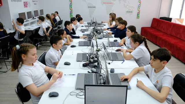 Peste 3000 de elevi din clasa a IV-a au susținut testarea națională la matematică în format digital