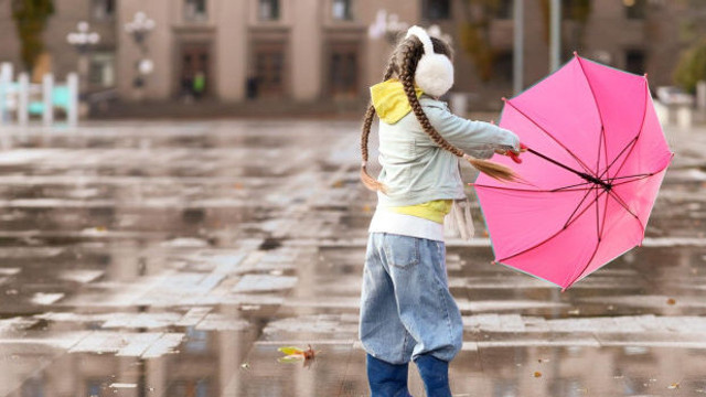 METEO | Ploi cu descărcări electrice, în weekend