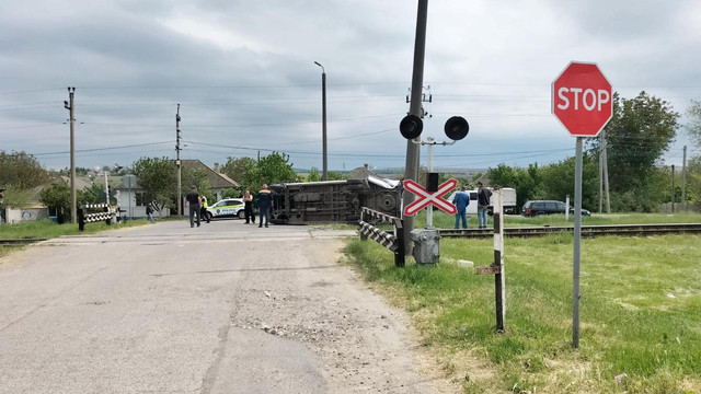 Un automobil a fost lovit de tren pe tronsonul Florești - Bălți