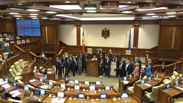 Opoziția a blocat tribuna Parlamentului și a părăsit ședința în semn de protest
