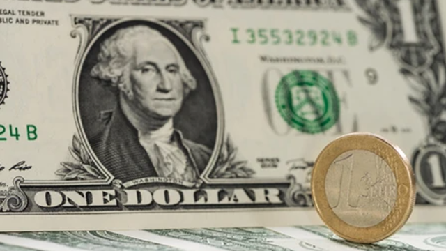 Dolarul se scumpește la sfârșit de săptămână. Cât valorează un euro