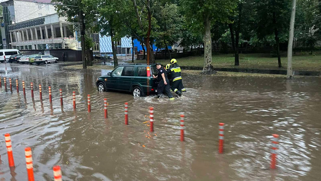 Arbori doborâți și gospodării inundate: Intervențiile IGSU după ploile și rafalele de vânt de joi 