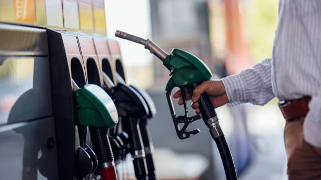 Prețuri mai mari la pompă. Cât vor costa carburanții auto în acest weekend
