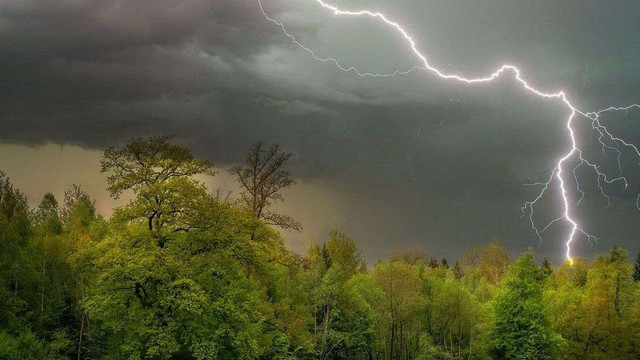 Ploi puternice, grindină și vijelie. Meteorologii au emis un nou cod galben de instabilitate atmosferică 