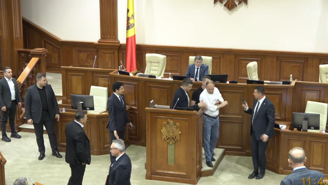 Îmbrânceli în Parlament: primarul Chișinăului, Ion Ceban, scos din sala de plen de ofițerii SPPS
