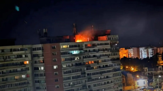 Dronă de război, prăbușită pe acoperișul unui bloc din Galați. O mamă și copilul acesteia, la spital cu arsuri ușoare (VIDEO)