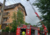 FOTO | Incendiu la mansarda unui bloc din Chișinău. IGSU: Focul ar fi fost provocat de descărcările electrice din timpul ploilor