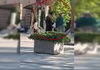 VIDEO | Un bărbat a fost prins în flagrant și reținut în timp ce înșela o victimă. Ce schemă foloseau escrocii 