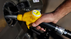 Benzina scade sub 30 lei/litru. Cât va costa litrul de motorină mâine, 4 aprilie