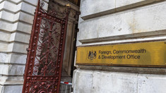 „Regatul Unit este ferm alături de România”. Ambasadorul Rusiei, convocat la Londra după ce o dronă rusească a lovit un bloc din Galați