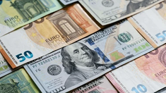 Dolarul se ieftinește ușor. Cât valorează euro astăzi, 5 iunie 