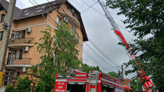 FOTO | Incendiu la mansarda unui bloc din Chișinău. IGSU: Focul ar fi fost provocat de descărcările electrice din timpul ploilor