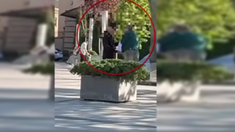 VIDEO | Un bărbat a fost prins în flagrant și reținut în timp ce înșela o victimă. Ce schemă foloseau escrocii 