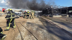 FOTO | Incendiu la un depozit cu materiale de construcții din Chișinău. Pompierii au intervenit cu forțe sporite
