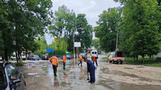Drumarii intervin în mai multe raioane după ploile abundente. Carosabilul este curățat de nămol și crengi căzute (FOTO)