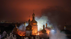 VIDEO | Mănăstirea Lavra Pecerska, simbol al Ucrainei, în flăcări după un atac cu rachete balistice asupra Kievului