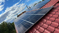 Proceduri mai simple pentru instalarea panourilor fotovoltaice și a sistemelor de stocare


