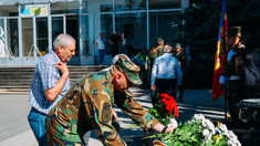 Militarii Armatei Naționale au adus un omagiu eroilor căzuți în urmă cu 34 de ani în luptele de la Varnița–Tighina (FOTO)
