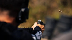 Actele pentru arme civile pot fi solicitate online, fără deplasare la ghișeu
