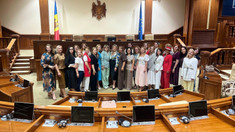 Tineri din șapte țări și profesori americani au vizitat Parlamentul Republicii Moldova în această săptămână (FOTO)