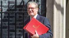 Keir Starmer demisionează din funcția de premier al Marii Britanii după mai puțin de doi ani de mandat
