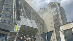FOTO | Incendiu la mansarda unui bloc din Chișinău. Două persoane au avut nevoie de îngrijiri medicale