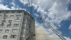 FOTO | Incendiu la mansarda unui bloc din Chișinău. Două persoane au avut nevoie de îngrijiri medicale