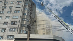 FOTO | Incendiu la mansarda unui bloc din Chișinău. Două persoane au avut nevoie de îngrijiri medicale