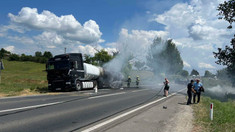 Autocamion cu peste 30 de tone de motorină, cuprinsă de flăcări în raionul Sîngerei. Trei persoane au fost rănite într-un accident produs din cauza fumului dens (VIDEO)

