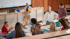 Studenții vor trebui să declare dacă au folosit inteligența artificială la redactarea lucrărilor universitare