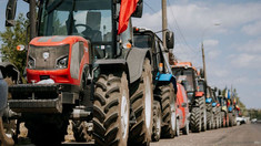 Fermierii se îndreaptă cu utilaje agricole spre PTF Sculeni. Poliția: Există riscul blocării activității punctului de trecere