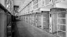 Credite contractate fraudulos pe numele a 36 de tineri. Un bărbat va sta 10 ani după gratii