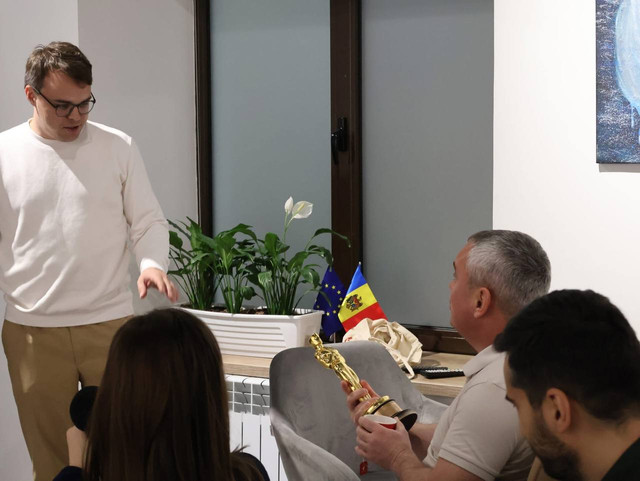 „Din cușca propagandei sovietice în cea a lui Putin”. Documentarul „Mr. Nobody Against Putin”, despre cum a devenit propaganda parte din viața de zi cu zi în Rusia, prezentat la Chișinău 