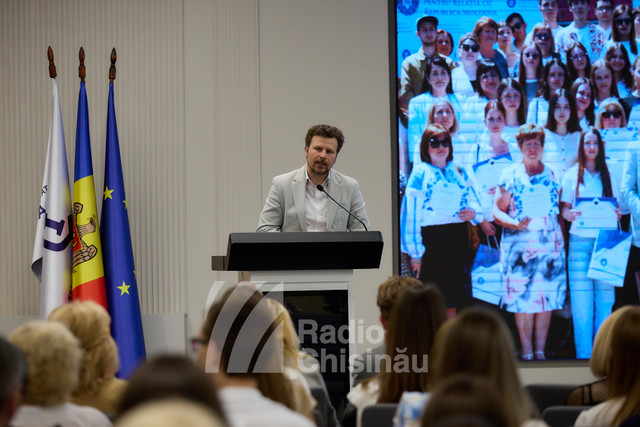 „Investiția în educație reprezintă o investiție în viitorul nostru comun”. Elevii olimpici din R. Moldova la limba și literatura română și istoria românilor și universală au fost premiați de DRRM