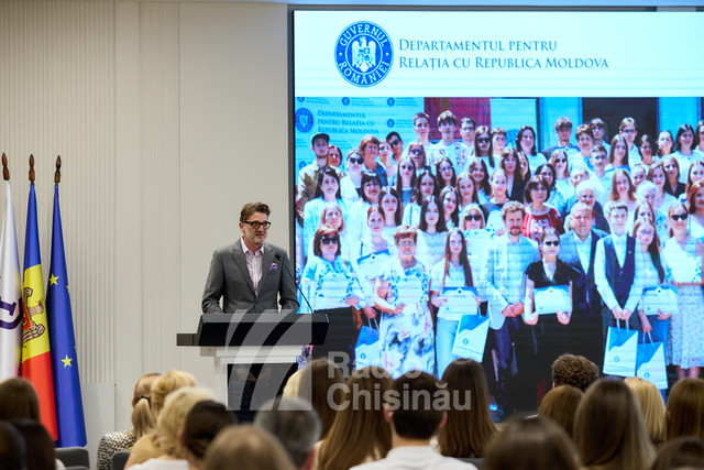 „Investiția în educație reprezintă o investiție în viitorul nostru comun”. Elevii olimpici din R. Moldova la limba și literatura română și istoria românilor și universală au fost premiați de DRRM