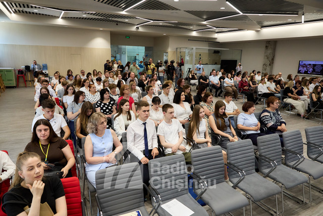 „Investiția în educație reprezintă o investiție în viitorul nostru comun”. Elevii olimpici din R. Moldova la limba și literatura română și istoria românilor și universală au fost premiați de DRRM