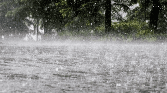 Meteorologii au emis cod galben de ploi puternice. Când intră în vigoare alerta 